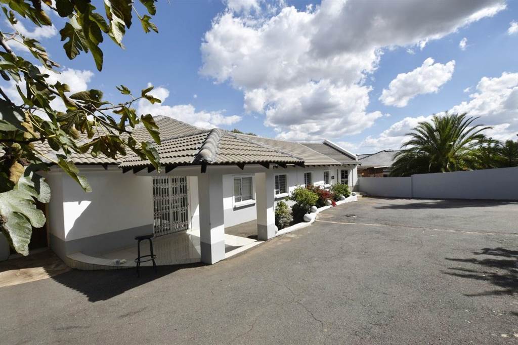 4 Bed House in Waterkloof Ridge photo number 23