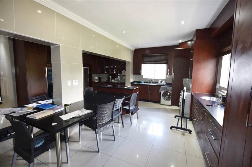 4 Bed House in Waterkloof Ridge photo number 14