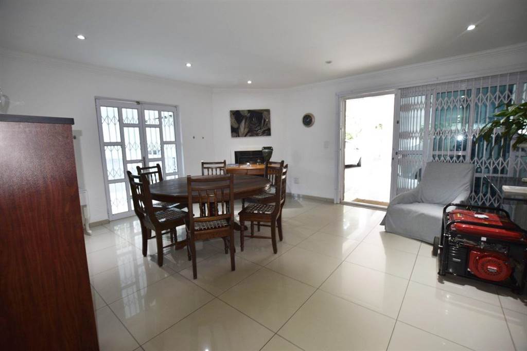 4 Bed House in Waterkloof Ridge photo number 13