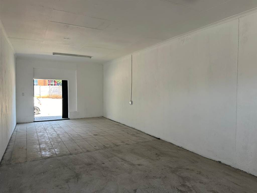 400  m² Commercial space in Rustenburg North photo number 12