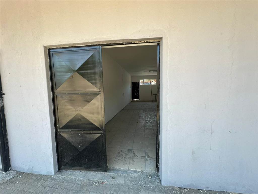 400  m² Commercial space in Rustenburg North photo number 9