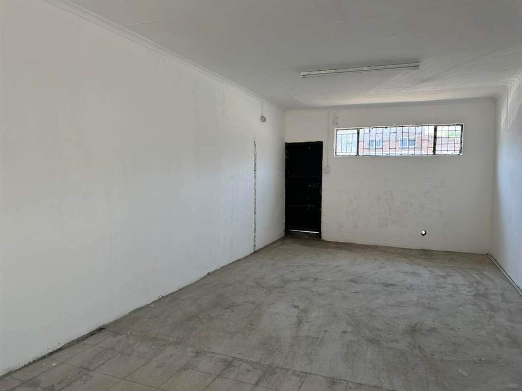 400  m² Commercial space in Rustenburg North photo number 11