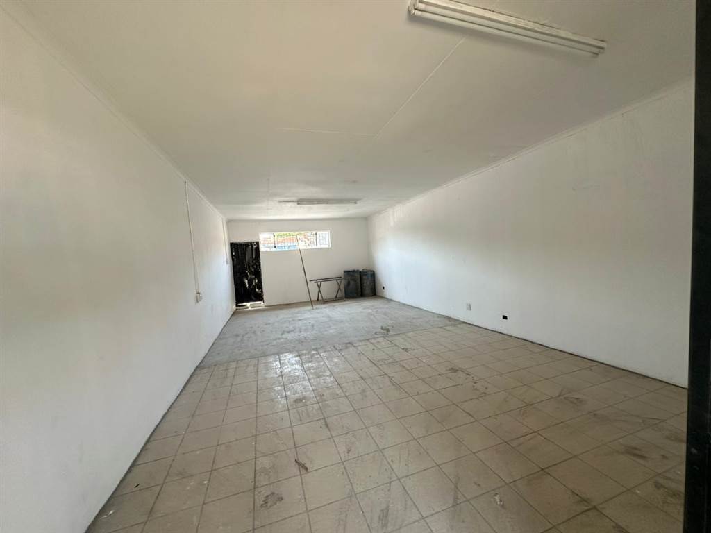 400  m² Commercial space in Rustenburg North photo number 16