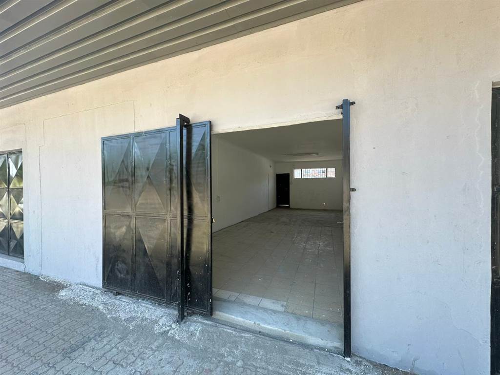 400  m² Commercial space in Rustenburg North photo number 15