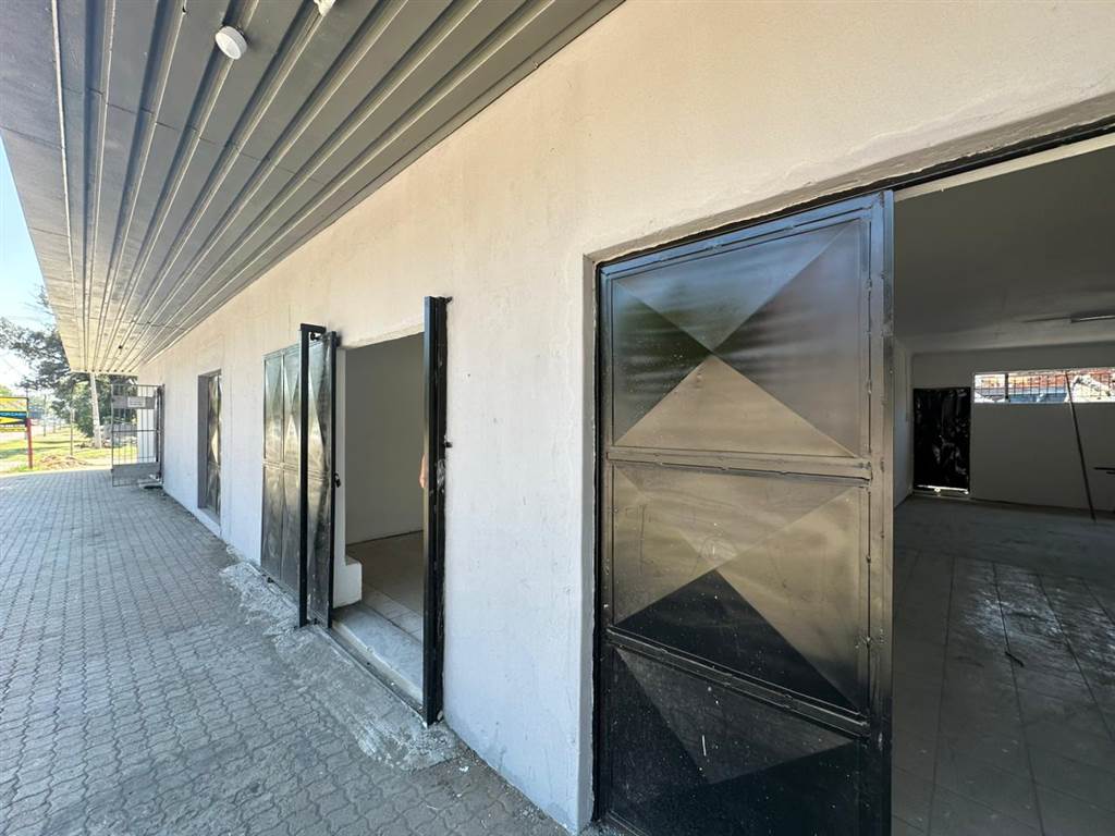 400  m² Commercial space in Rustenburg North photo number 10