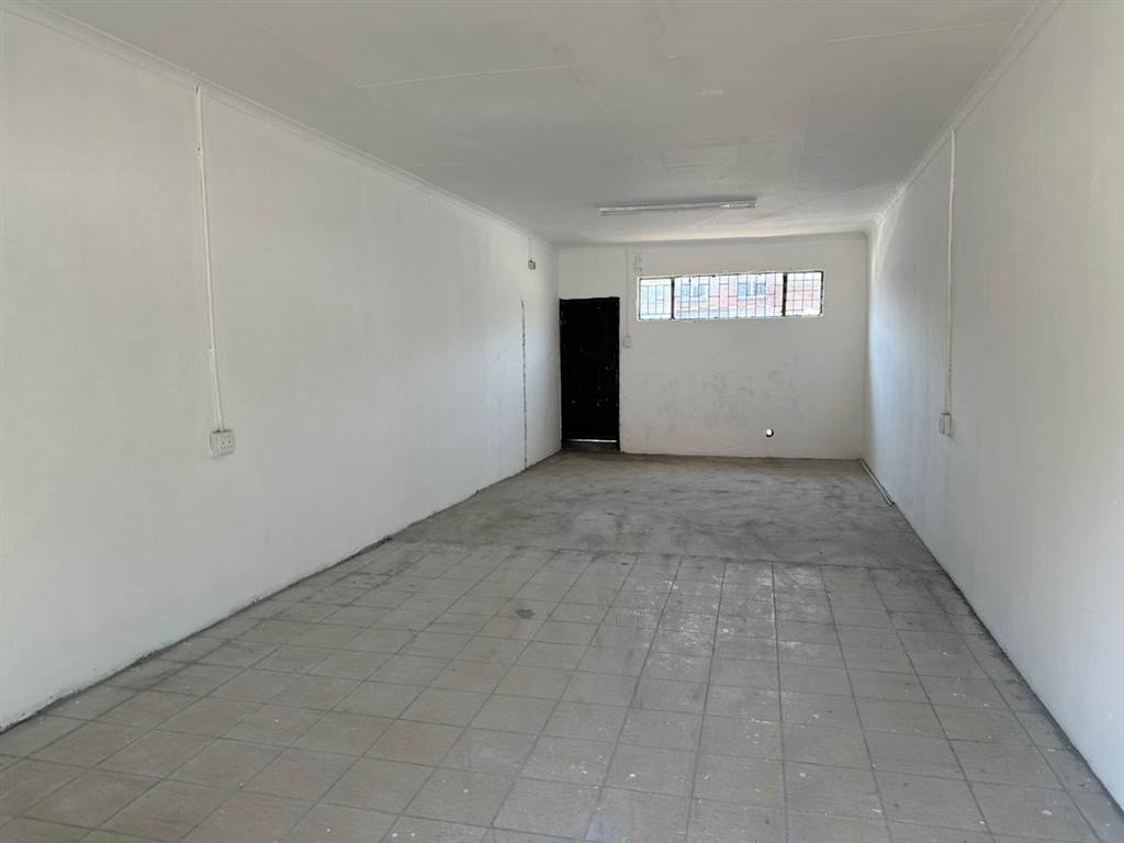 400  m² Commercial space in Rustenburg North photo number 13