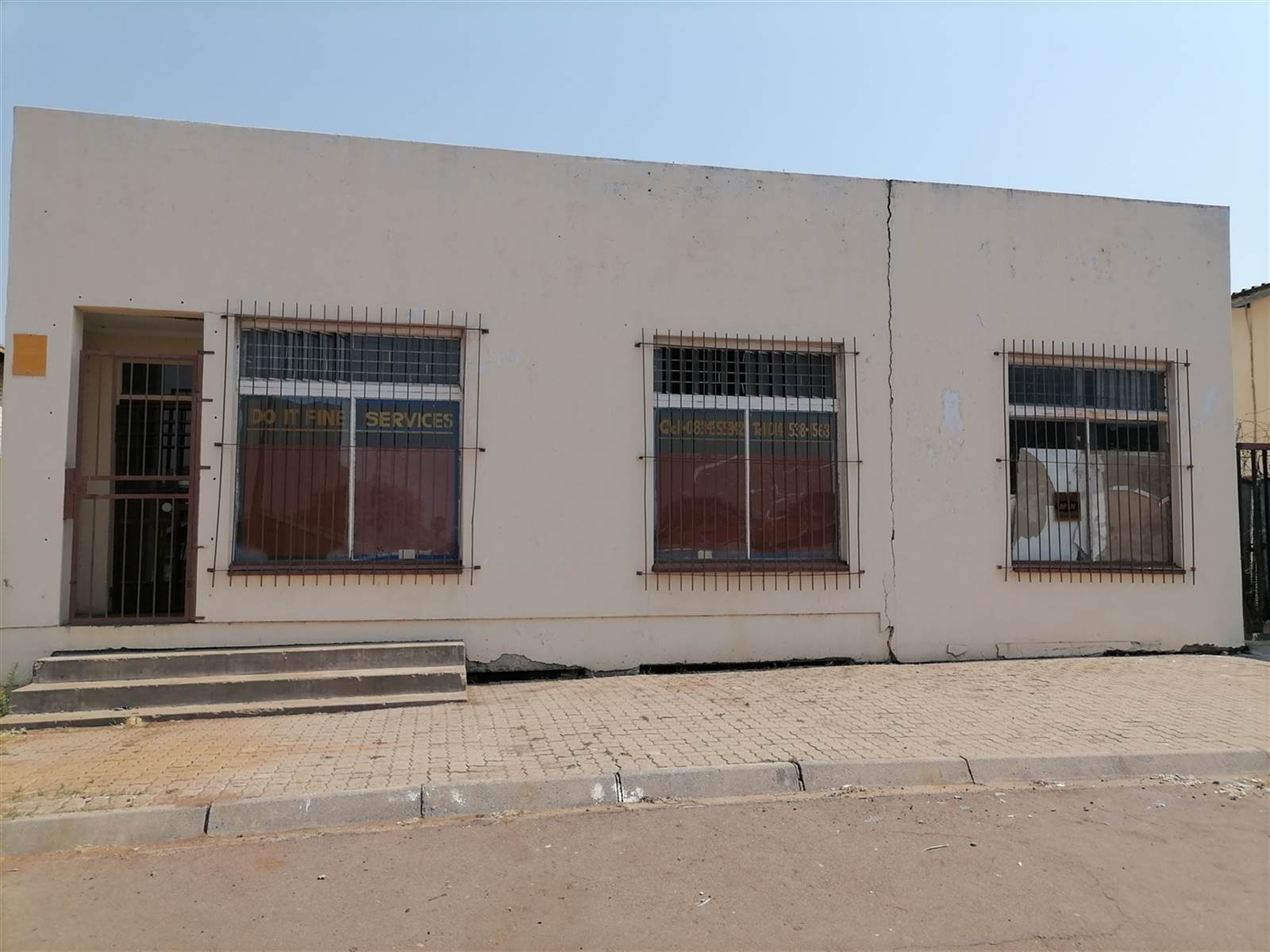 400  m² Commercial space in Rustenburg North photo number 2