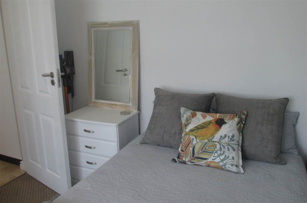 2 Bed Apartment in Knysna Heights photo number 9