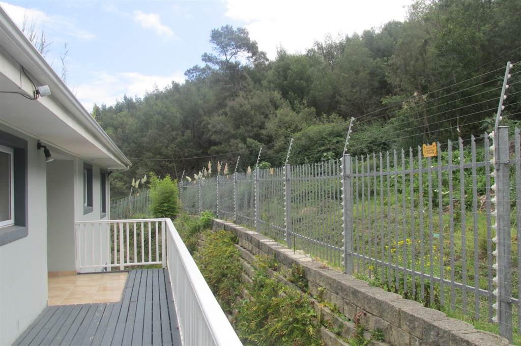 2 Bed Apartment in Knysna Heights photo number 13