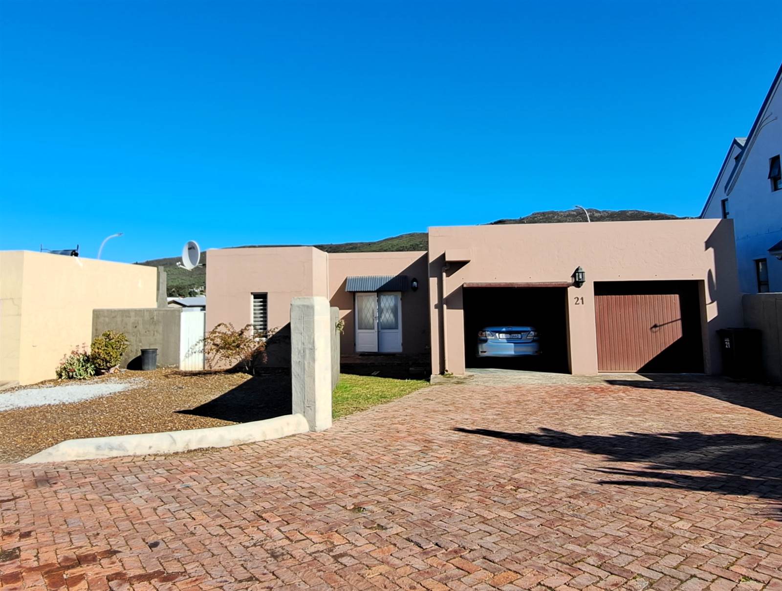 3 Bed Townhouse in Bredasdorp photo number 6