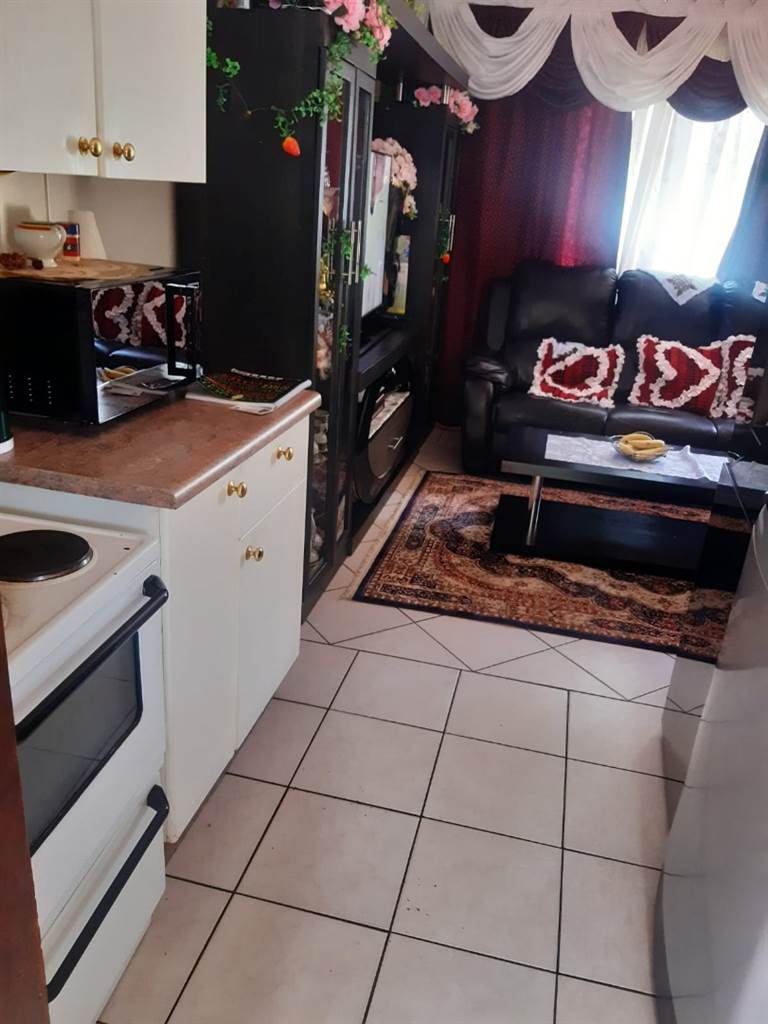 2 Bed Apartment in Roodepoort West photo number 5