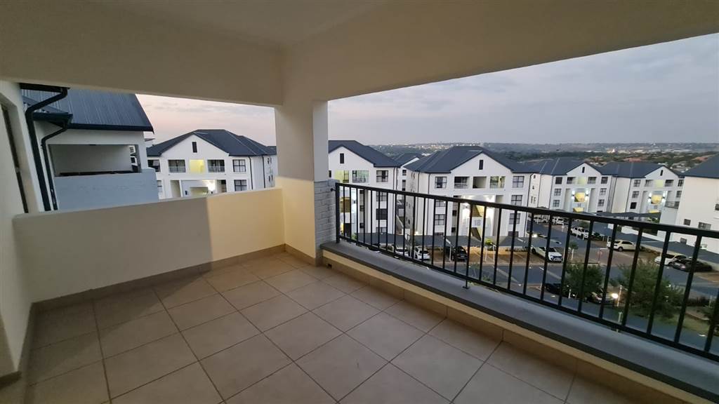 1 Bed Apartment in Greenstone Hill photo number 8