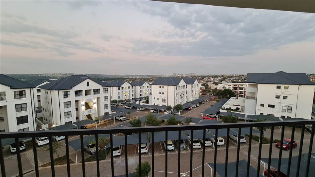 1 Bed Apartment in Greenstone Hill photo number 1