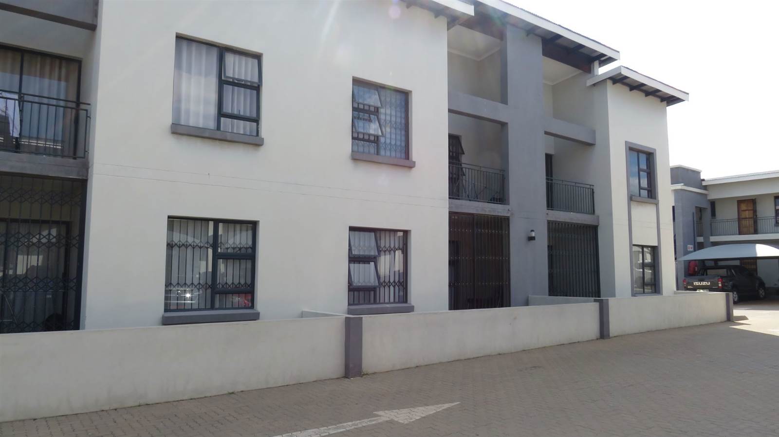 2 Bed Townhouse in Witpoortjie photo number 9