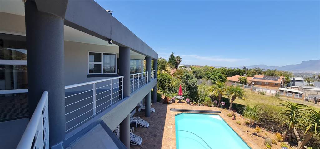 6 Bed House in Plattekloof photo number 8