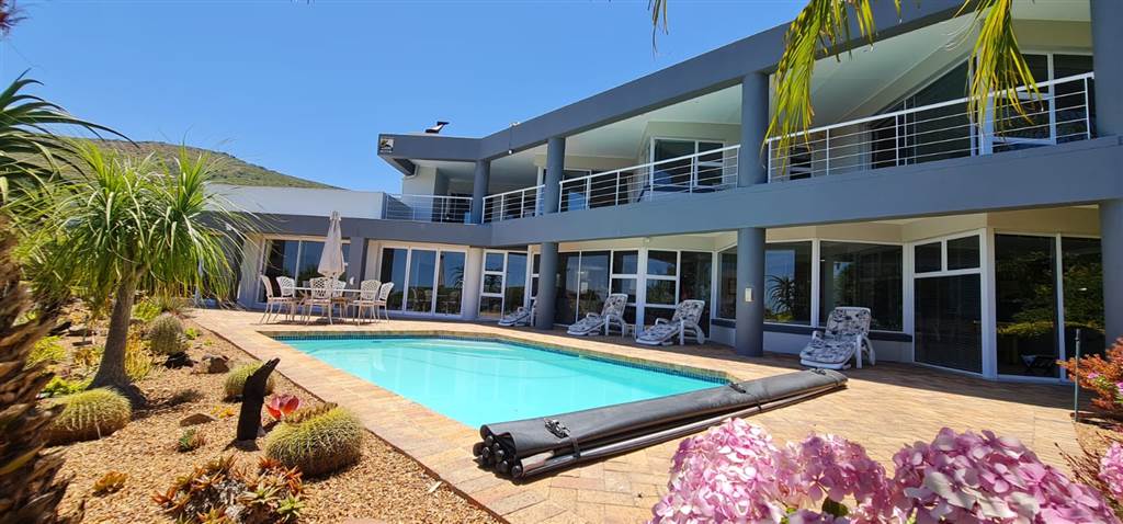 6 Bed House in Plattekloof photo number 2
