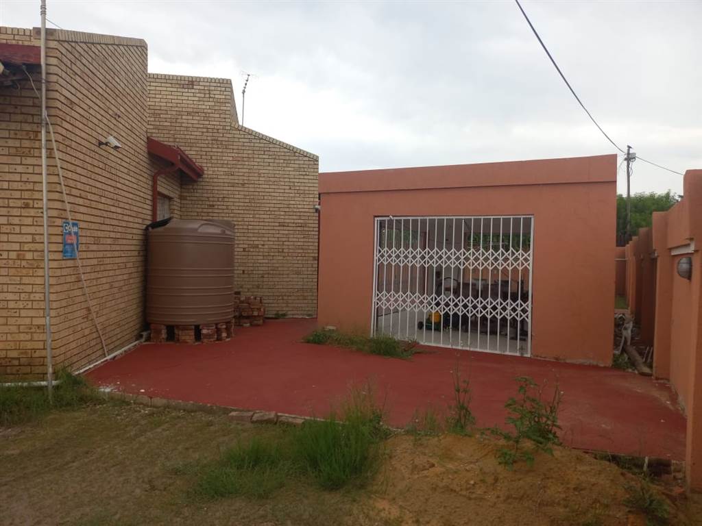 4 Bed House in Mmabatho photo number 13