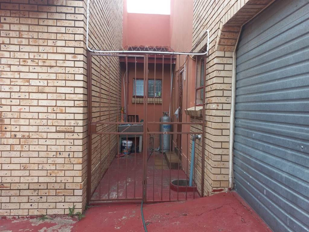 4 Bed House in Mmabatho photo number 4