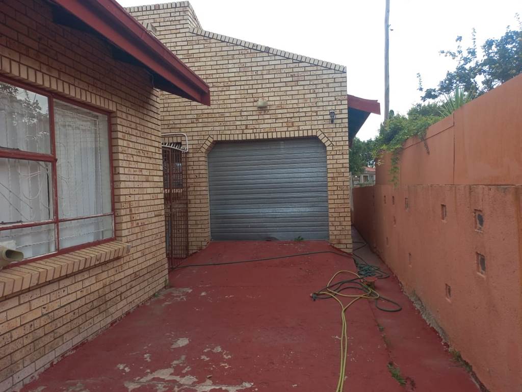 4 Bed House in Mmabatho photo number 11