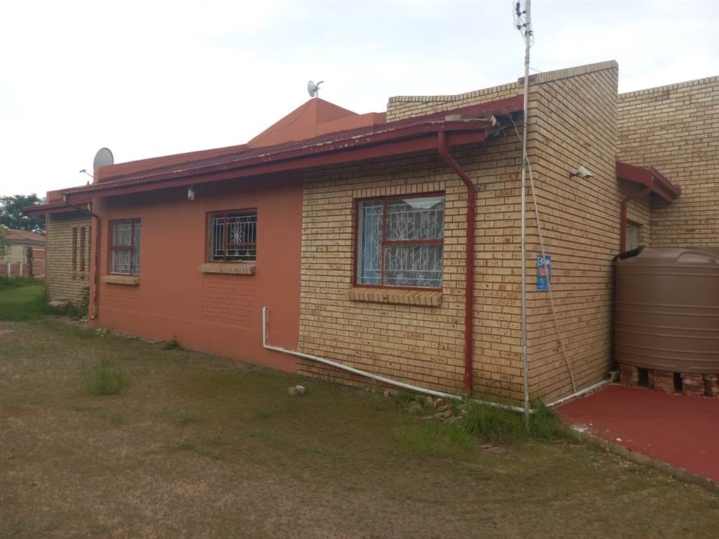 4 Bed House in Mmabatho photo number 10