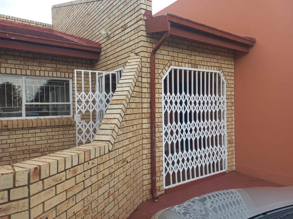 4 Bed House in Mmabatho photo number 3