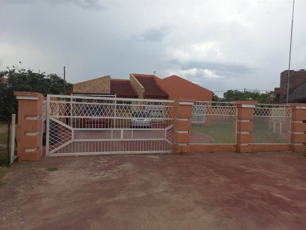 4 Bed House in Mmabatho photo number 1