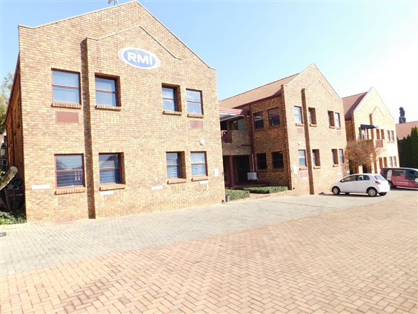 886  m² Commercial space