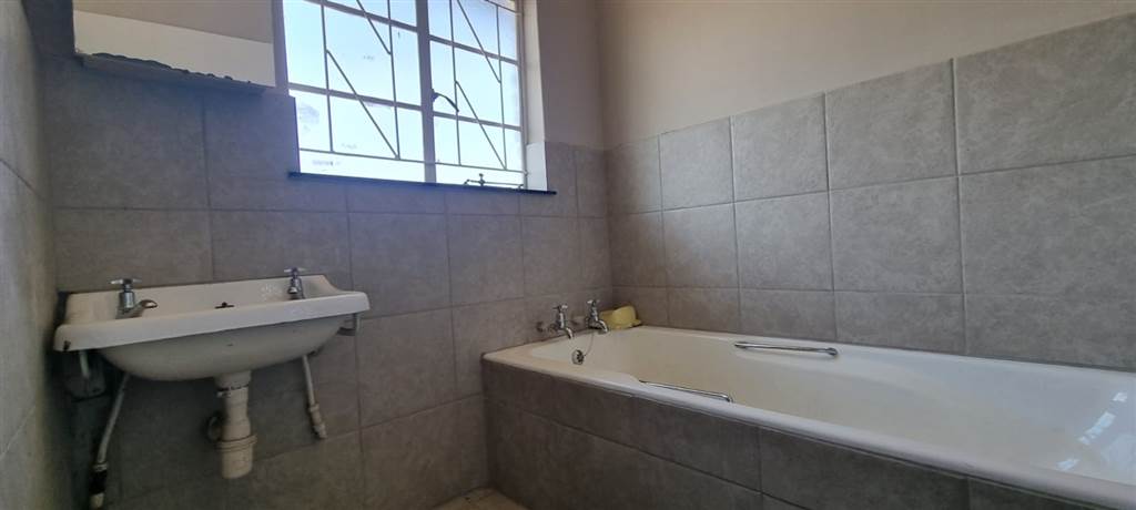2 Bed Duplex in Polokwane Central photo number 17