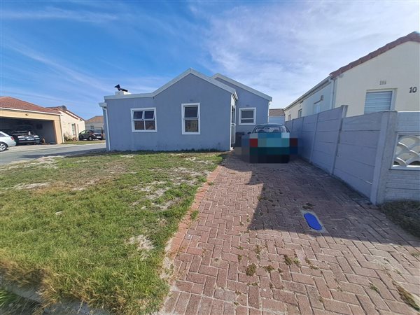 3 Bed House in Strandfontein