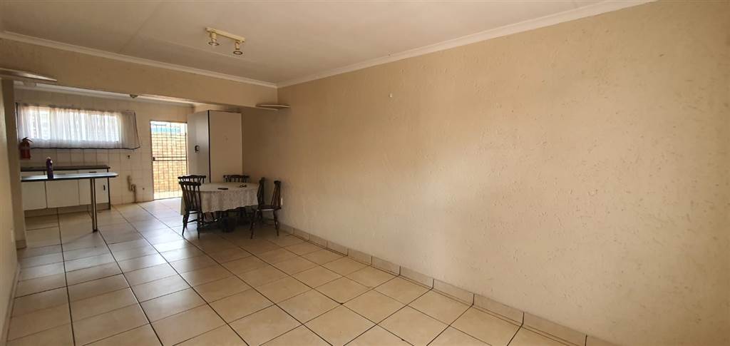 2 Bed Townhouse in Brakpan Central photo number 4