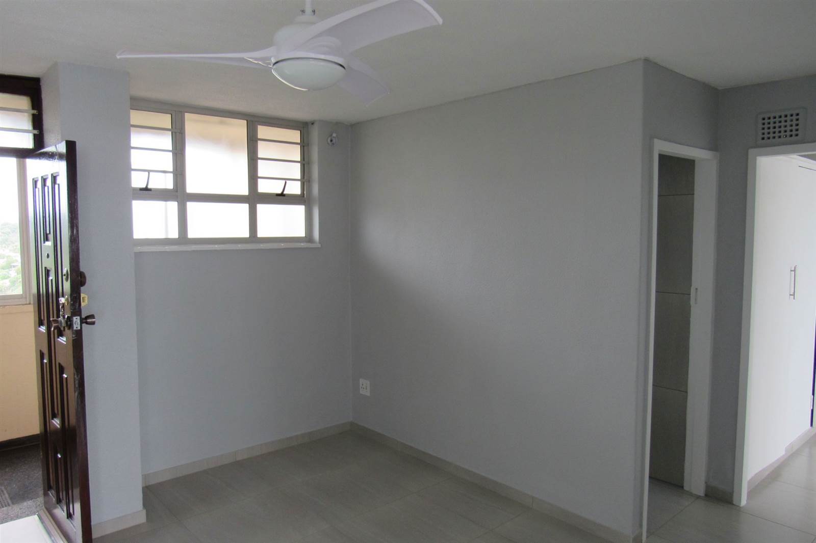 2 Bed Apartment in Doonside photo number 5