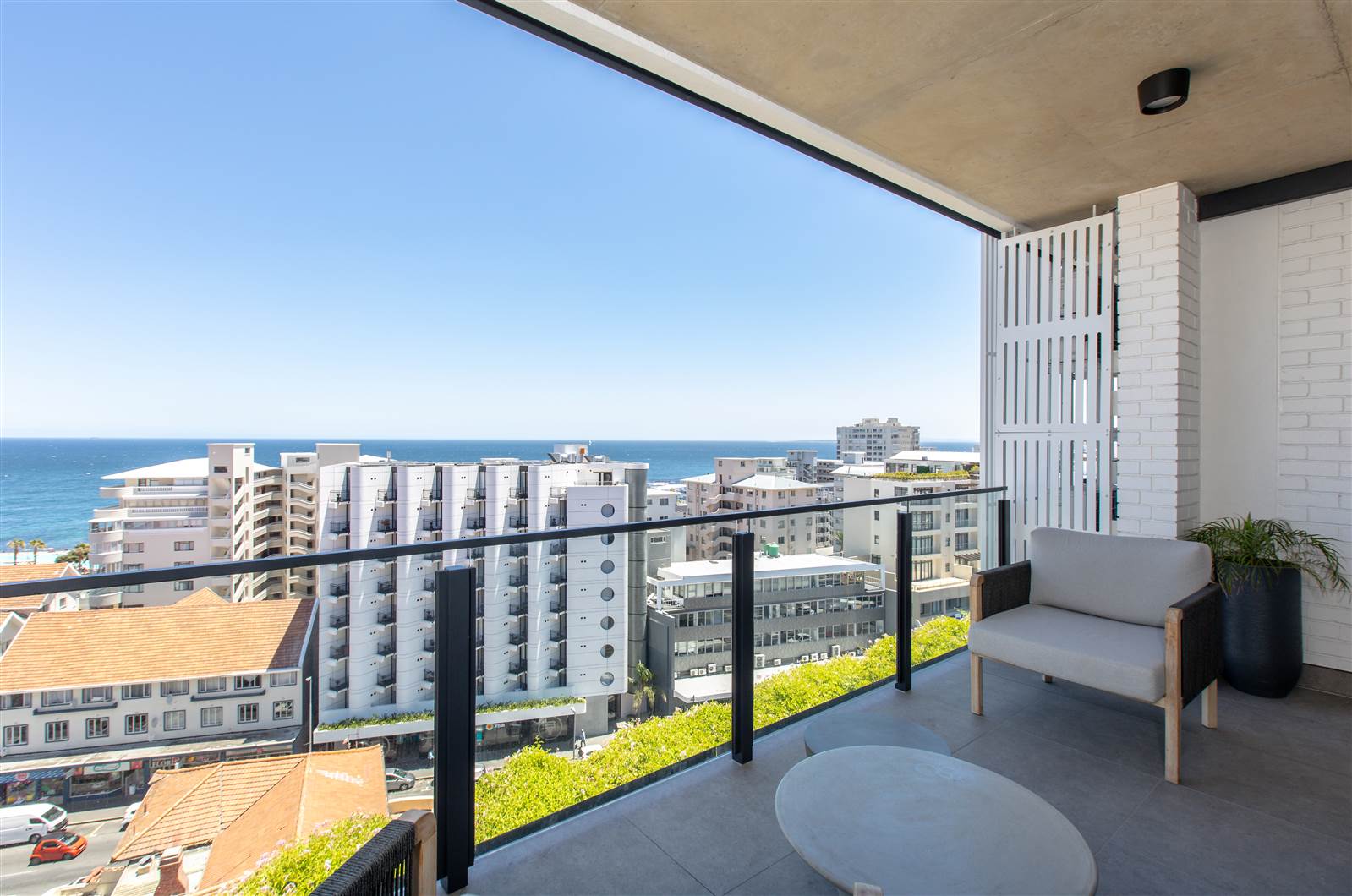3 Bed Apartment in Sea Point photo number 2