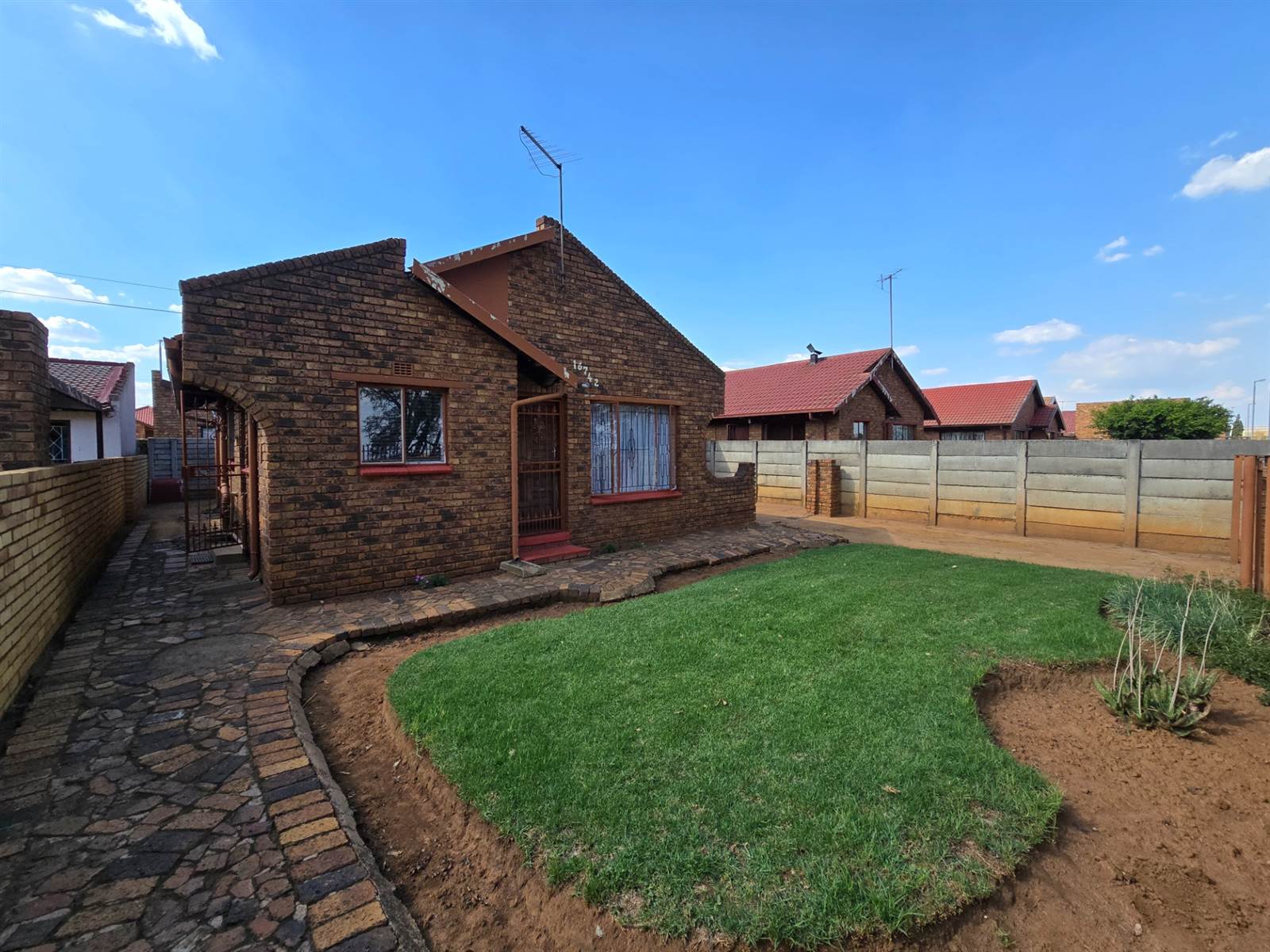 3 Bed House in Daveyton photo number 2