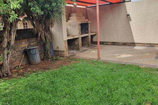 2 Bed Townhouse in Glen Marais photo number 11
