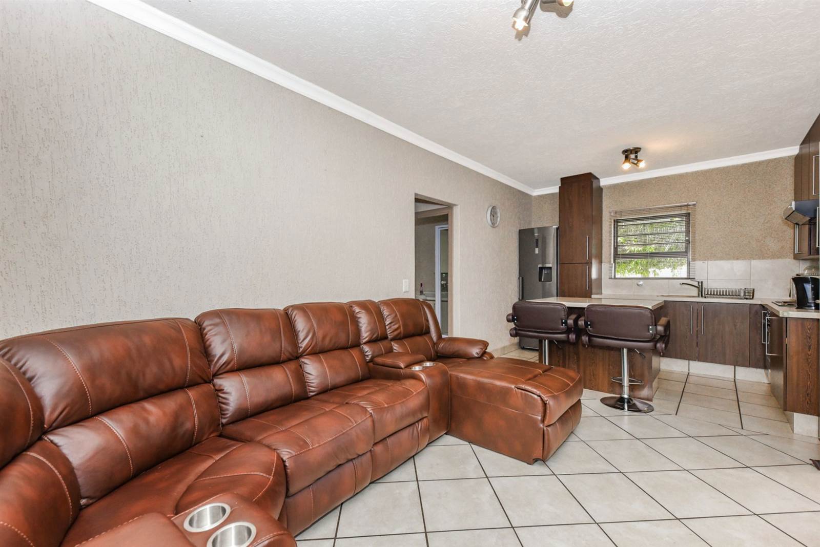 1 Bed Apartment in Douglasdale photo number 6
