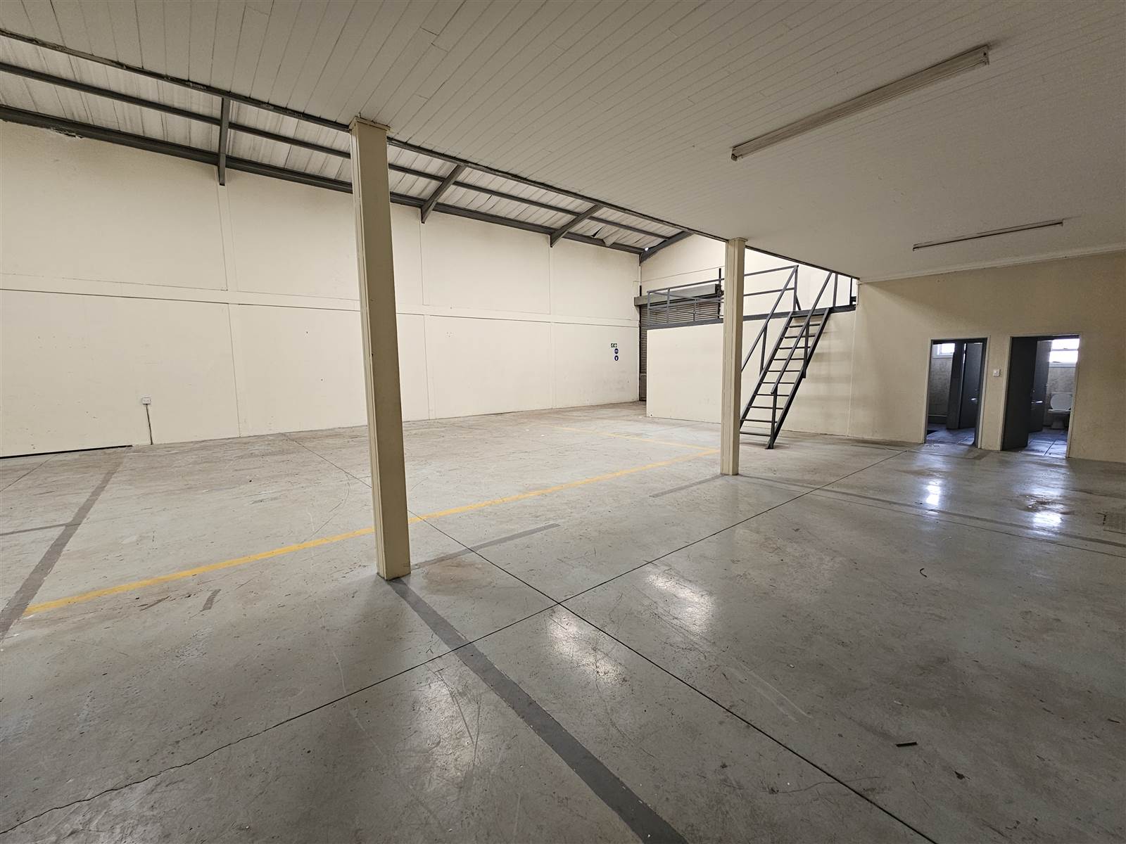 676  m² Commercial space in Rooihuiskraal North photo number 4