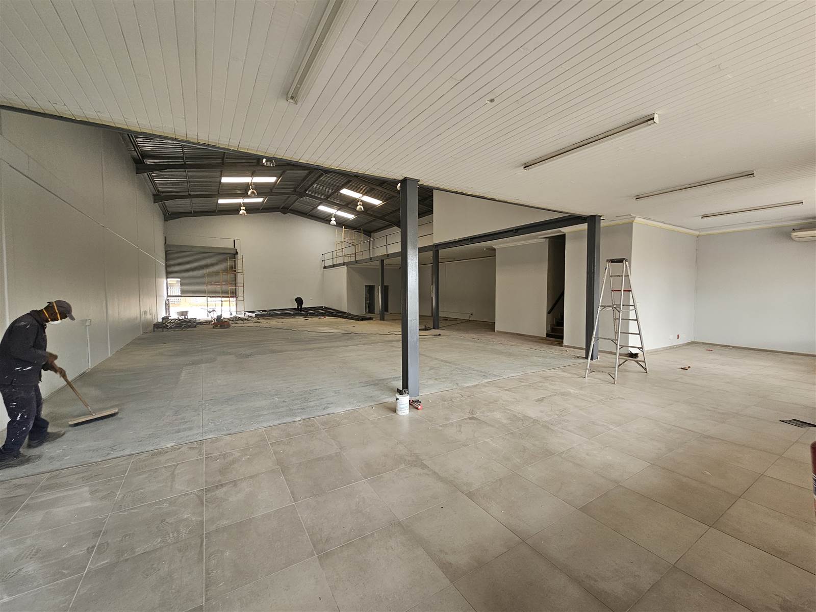 676  m² Commercial space in Rooihuiskraal North photo number 9