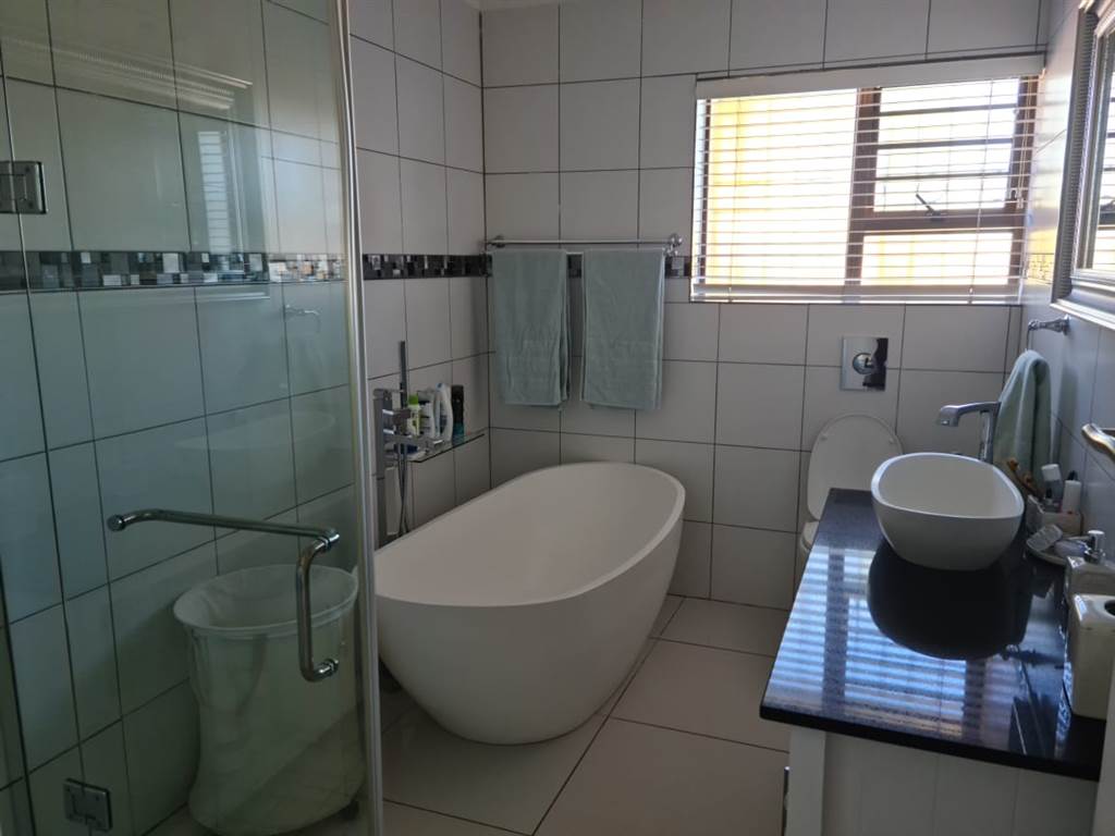 4 Bed House in Aliwal North photo number 22