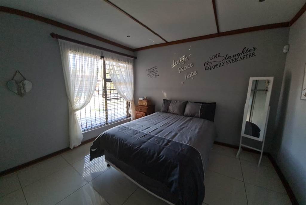 4 Bed House in Aliwal North photo number 26