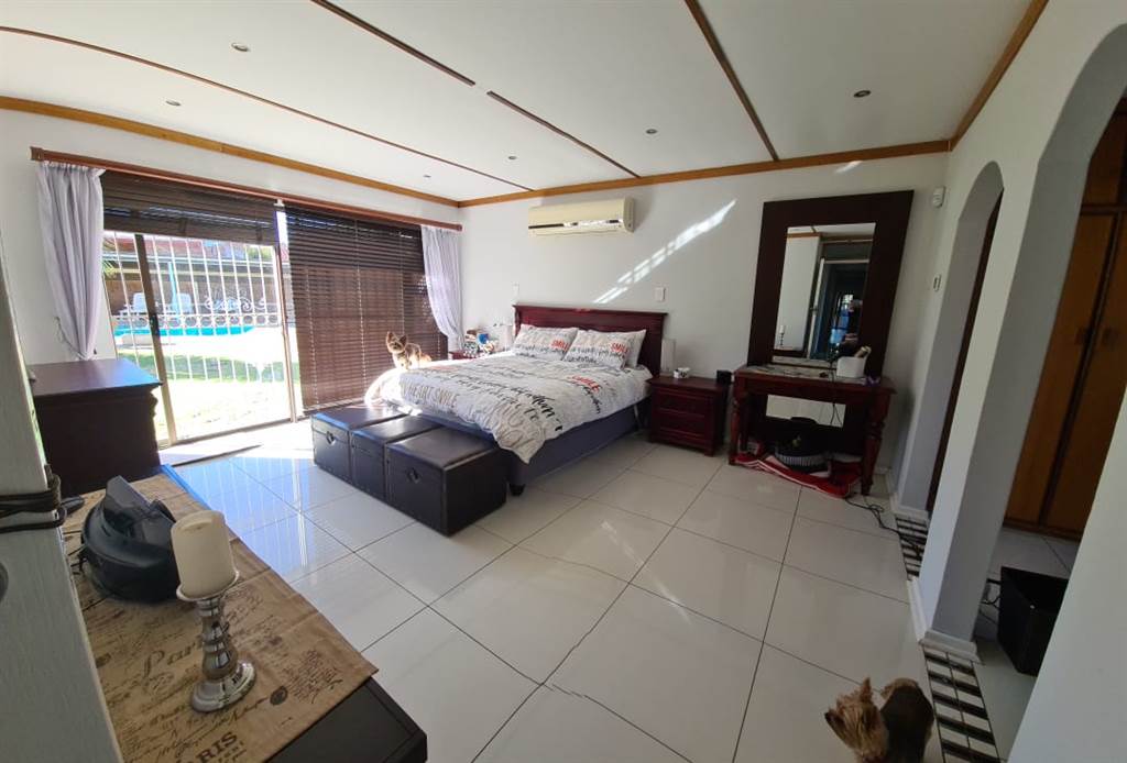 4 Bed House in Aliwal North photo number 15