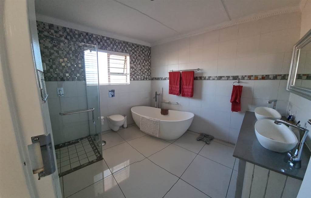 4 Bed House in Aliwal North photo number 16