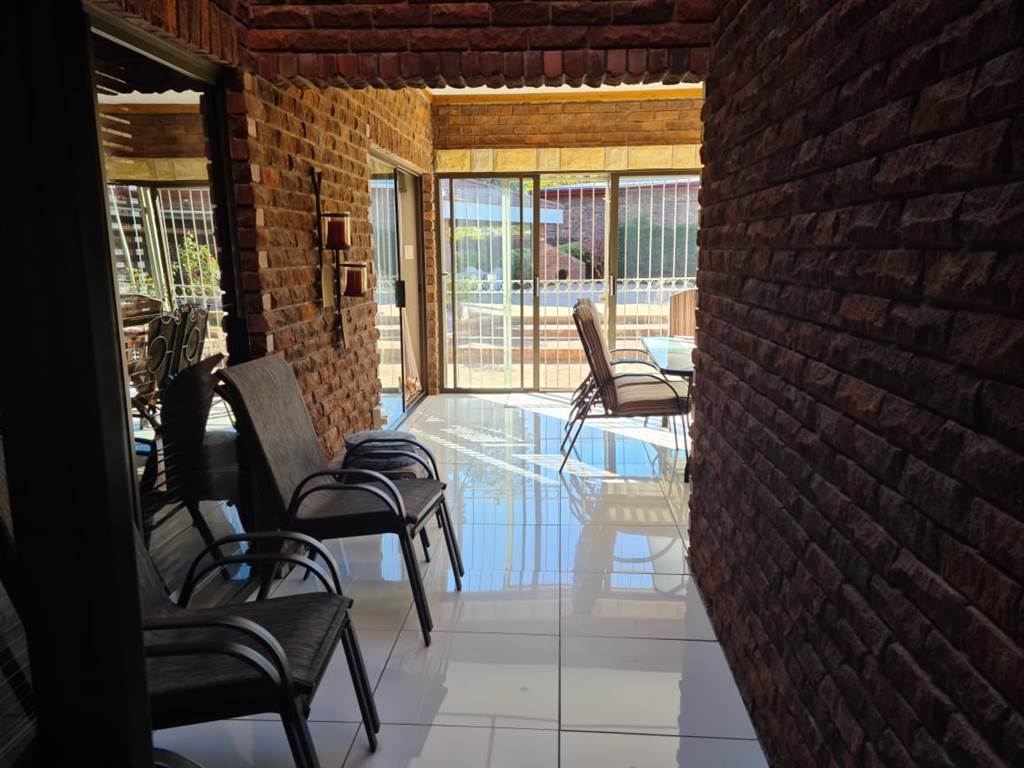 4 Bed House in Aliwal North photo number 3