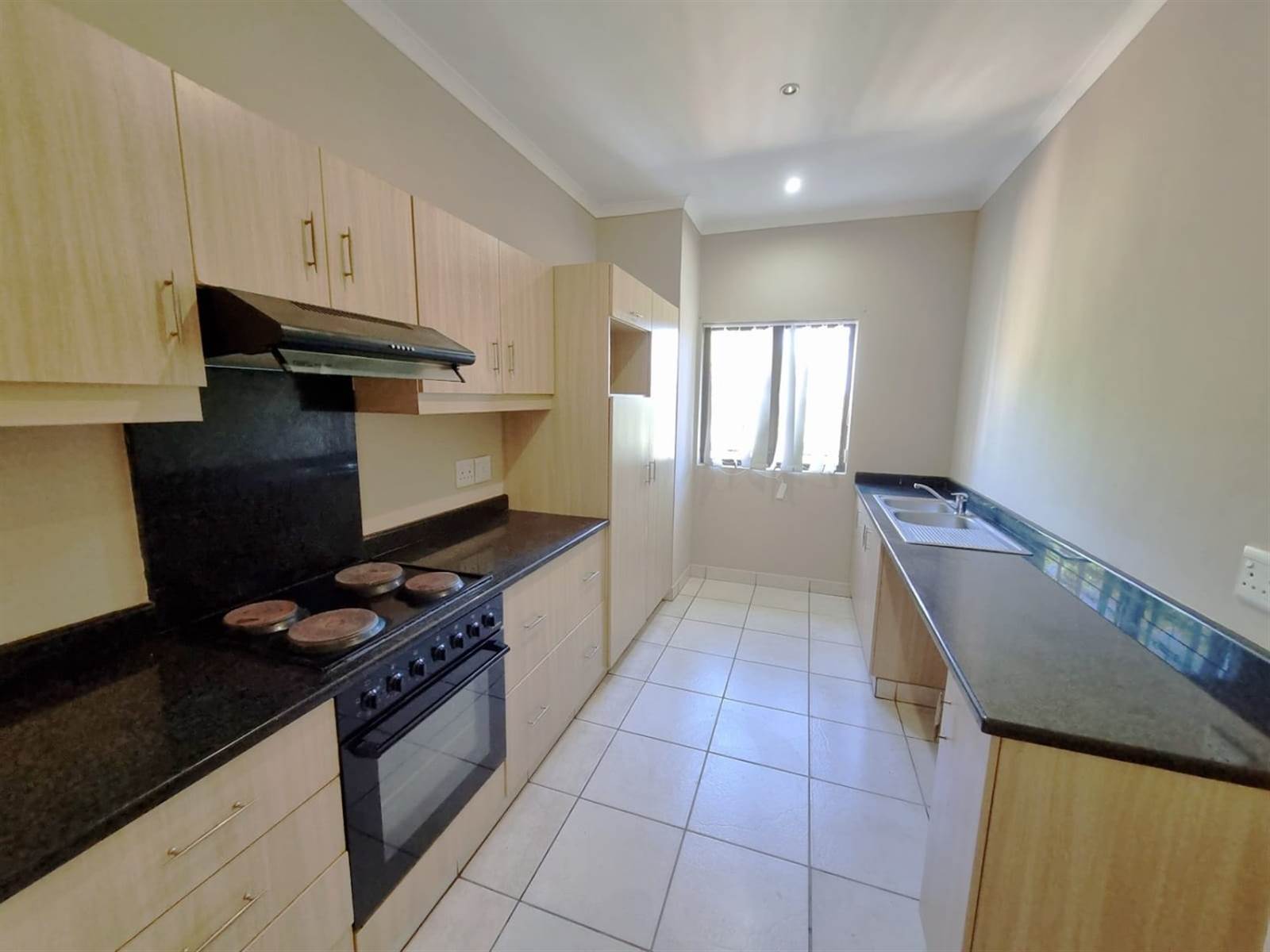 3 Bed Apartment in Illovo Beach photo number 4