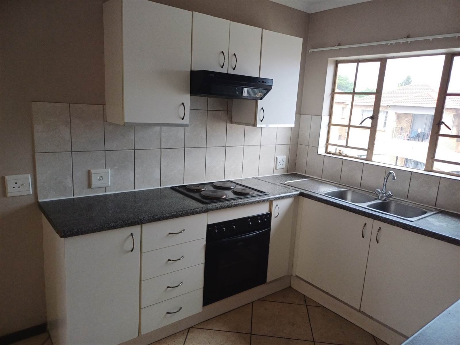 2 Bed Townhouse in Mantevrede photo number 9