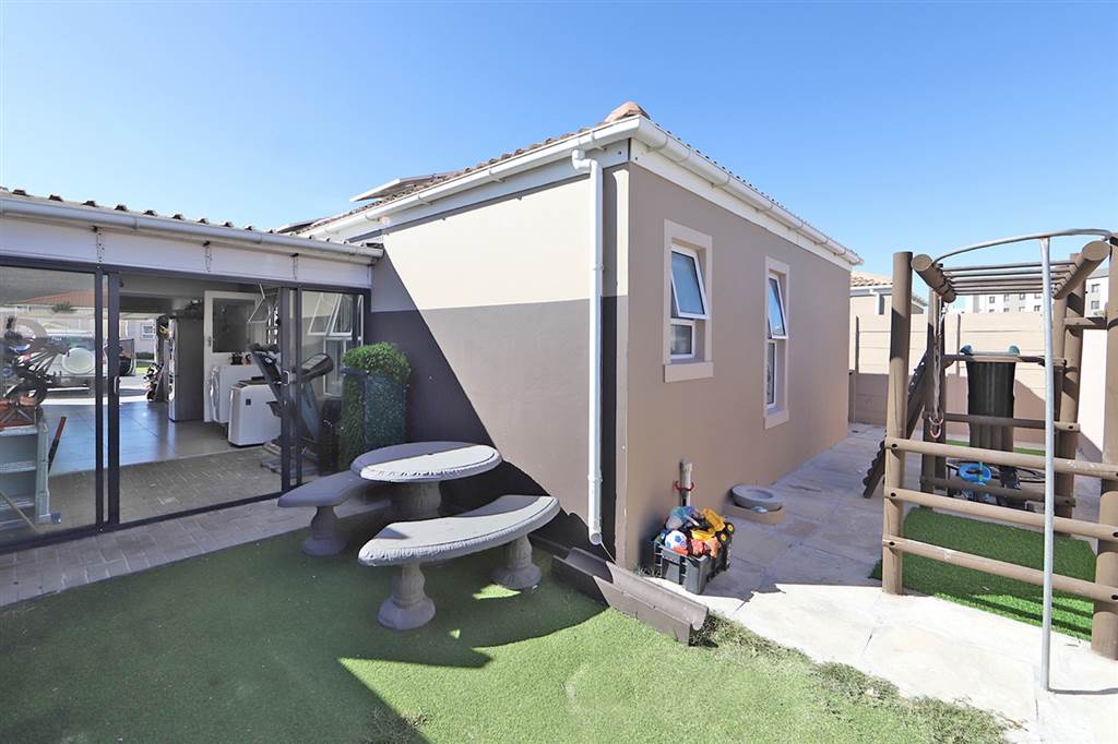 3 Bed Townhouse in Muizenberg photo number 16