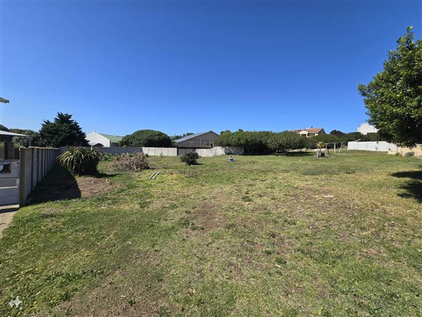 925 m² Land