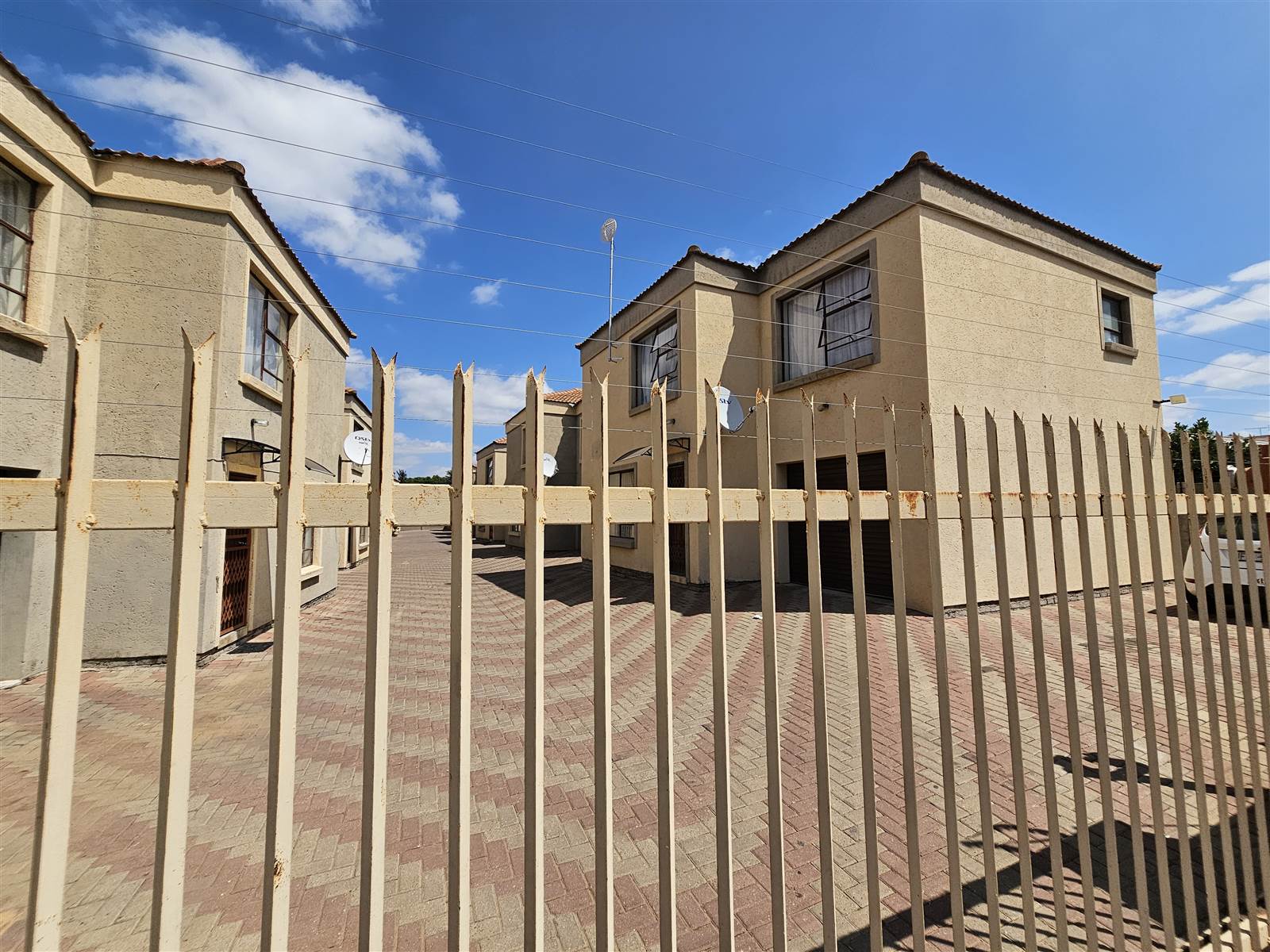 3 Bed Townhouse in Polokwane Central photo number 3