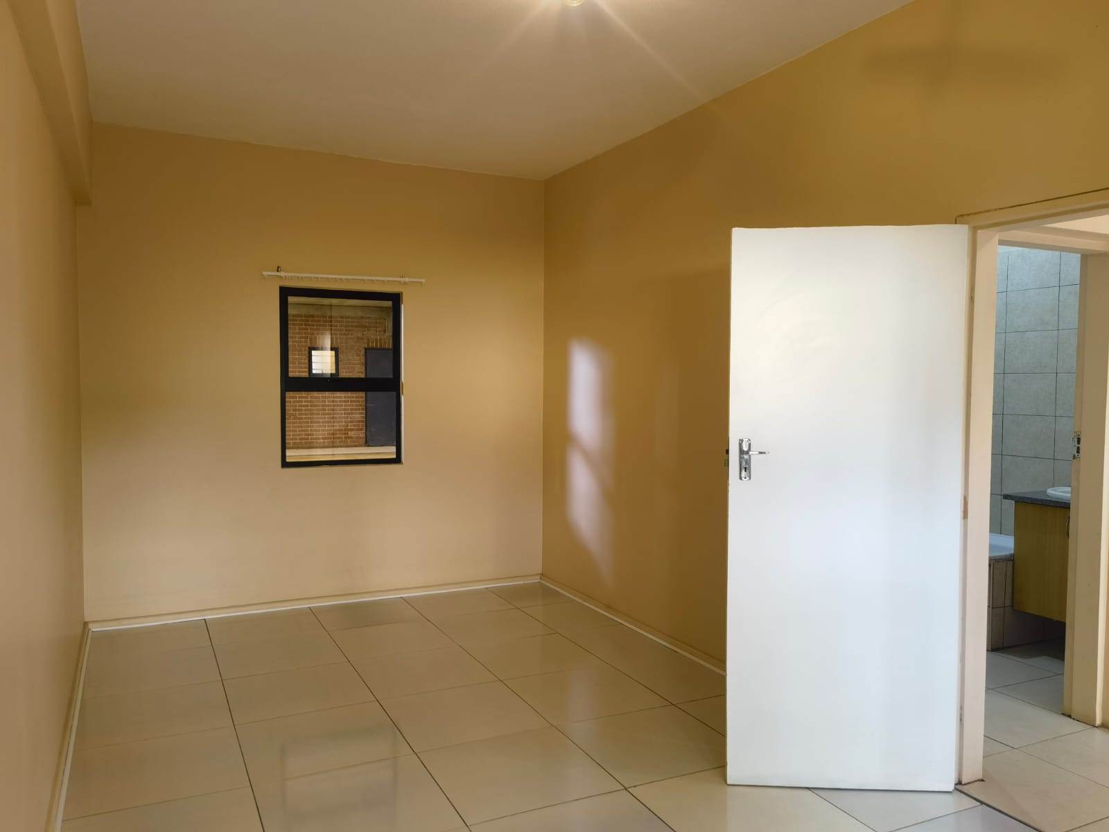 2 Bed Apartment in Milpark photo number 7