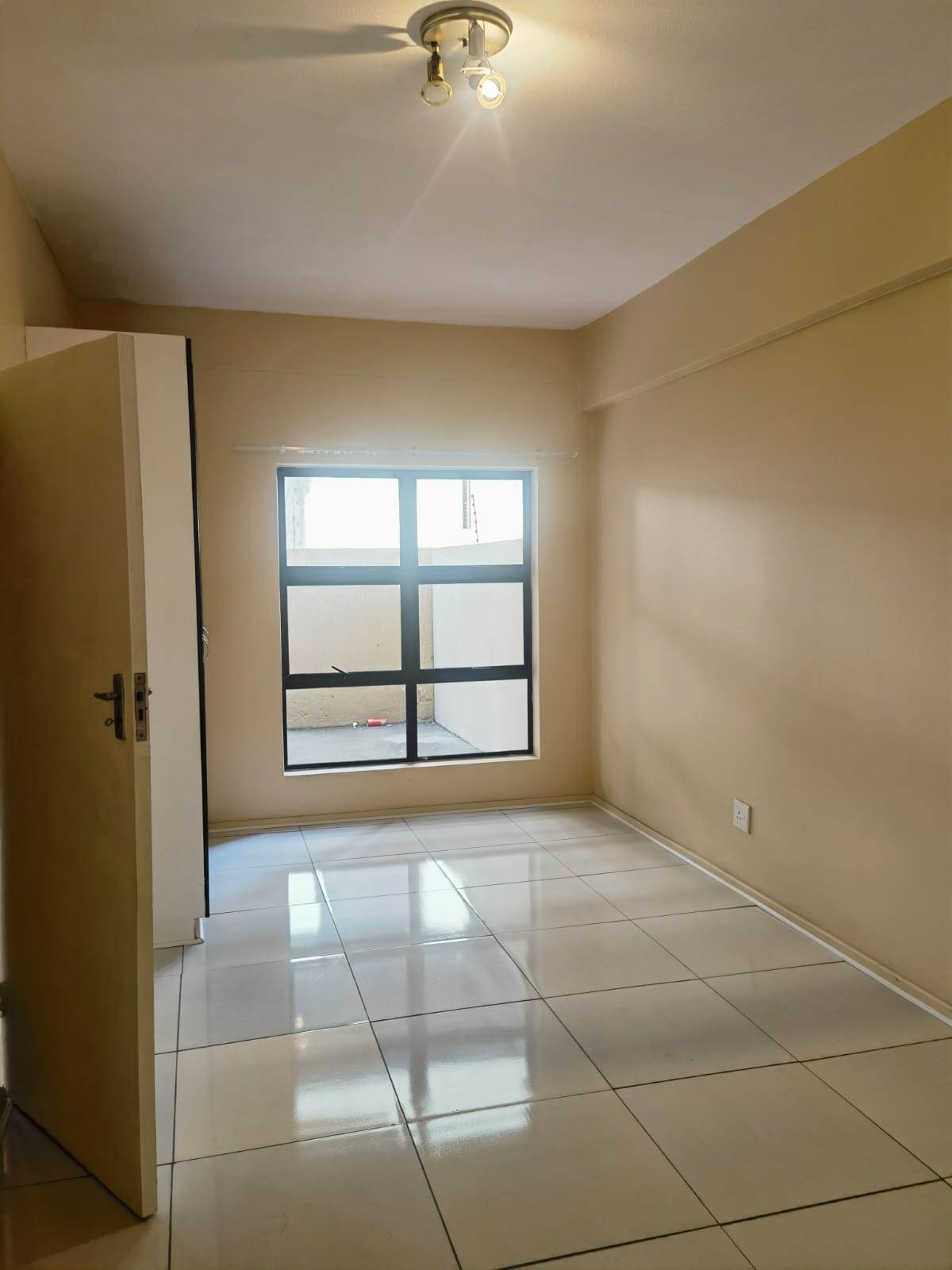 2 Bed Apartment in Milpark photo number 5