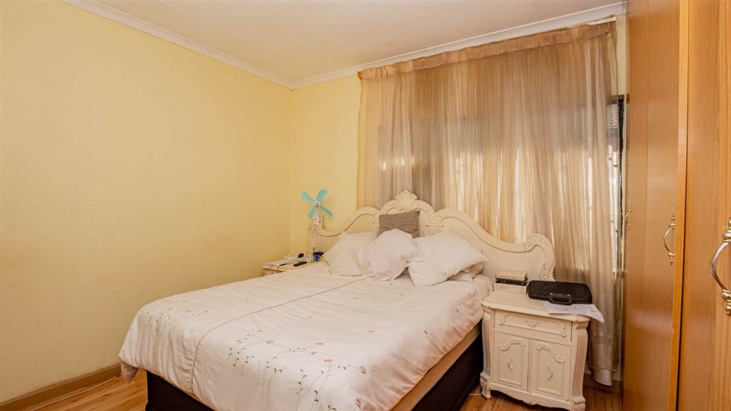 4 Bed House in Lenasia South photo number 11